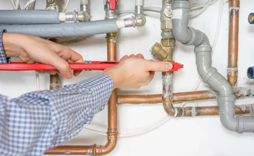 Co robi hydraulik? Pełny zakres usług i porady eksperta