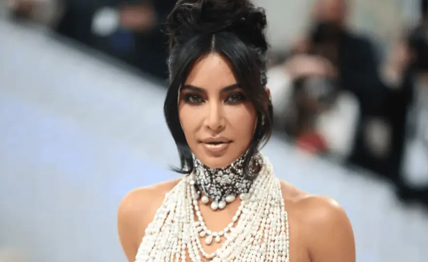 Kim Kardashian na Met Gali - Dlaczego jej stylizacje budzą emocje?