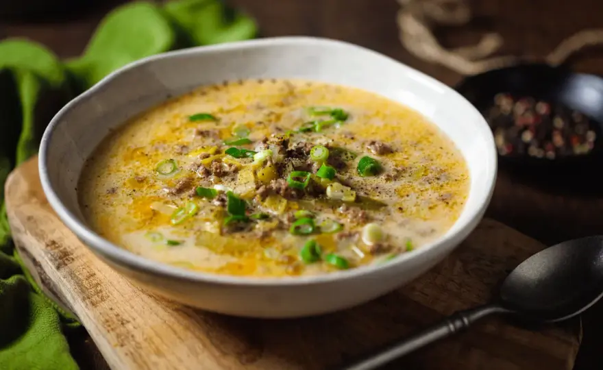 Low Carb Lauchsuppe mit Hackfleisch - So wird sie cremig ohne Mehl