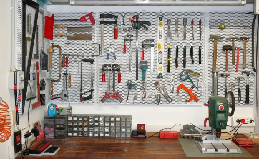 Parete porta attrezzi con pallet - Guida completa fai da te
