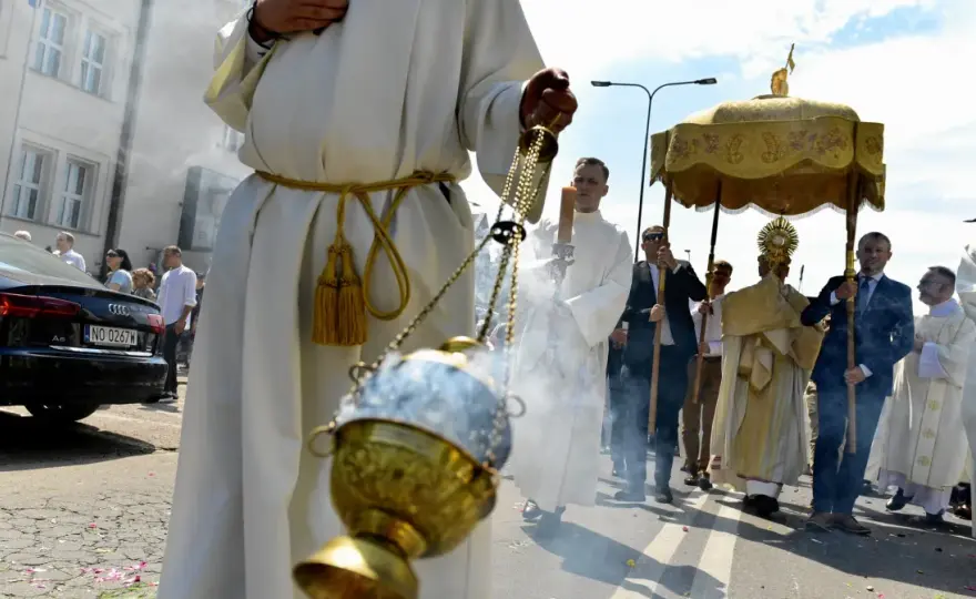Boże Ciało - Dlaczego idziemy w procesji? Poznaj polskie tradycje