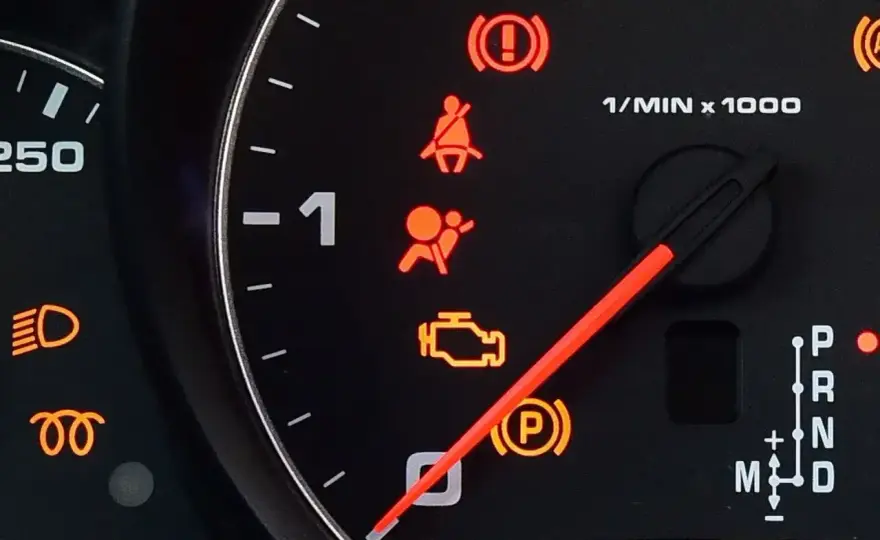 Kontrolka airbag świeci? Co robić i ile to kosztuje?