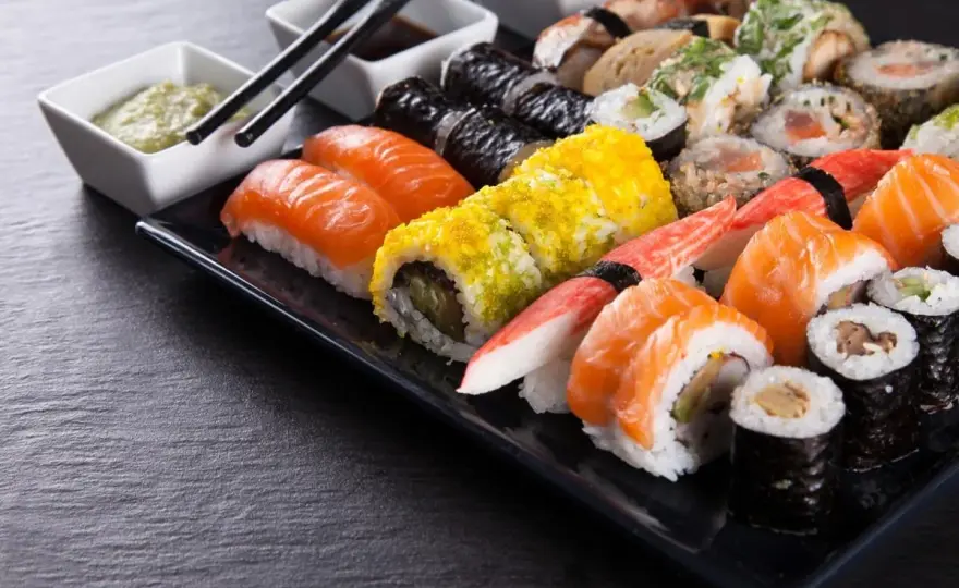 Czy sushi jest fit? Odkryj zdrowe opcje i unikaj kalorycznych pułapek