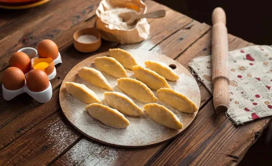 Jak zamrozić ugotowane pierogi, by smakowały jak świeże? [Poradnik]