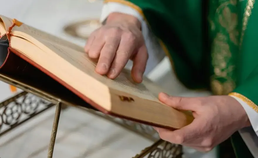 Co to jest modlitwa powszechna i dlaczego jest tak ważna w liturgii