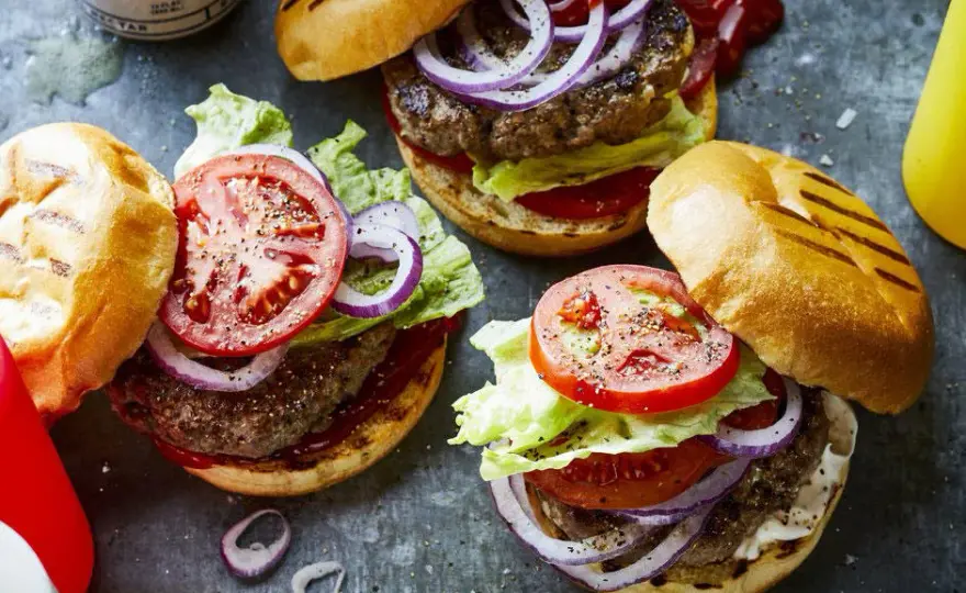 Co pasuje do hamburgera? Klasyczne i nietypowe dodatki