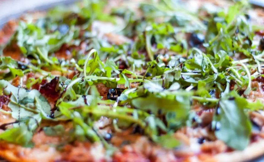 Pizza z tuńczykiem - Jak zrobić idealną? Chrupiący spód!