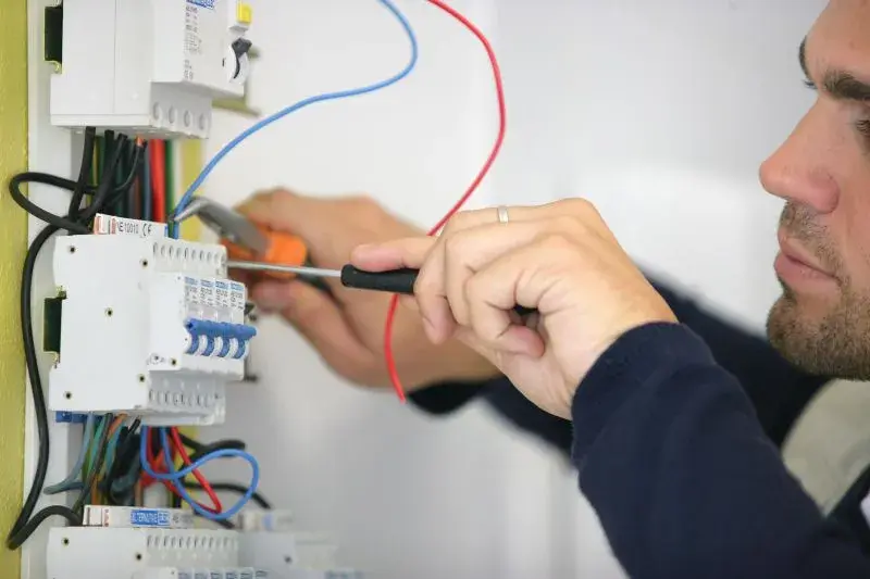 Czy elektryk może pracować sam? Kluczowe przepisy i ryzyka samodzielności