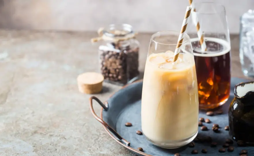 Jak zrobić latte w domu? Idealna kawa z ekspresem i bez!