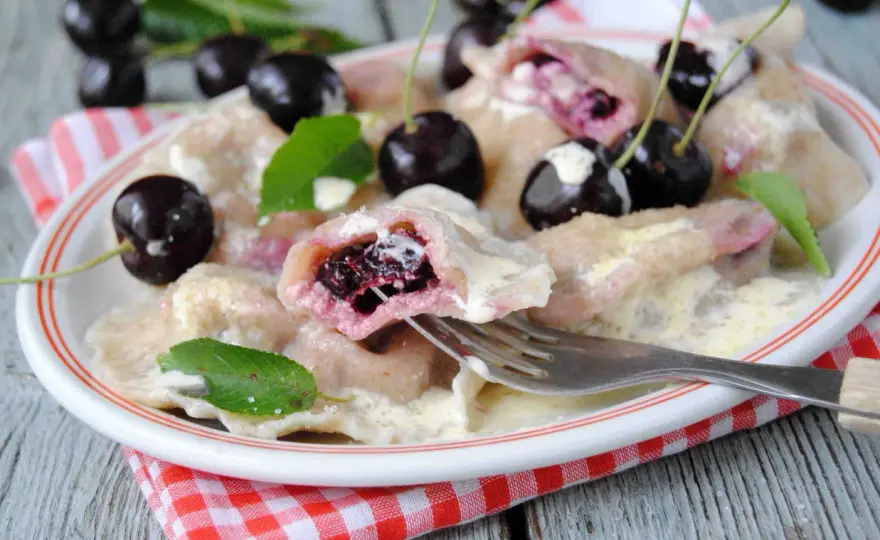 Pierogi z czereśniami - Jak zrobić, by farsz nie wyciekał?