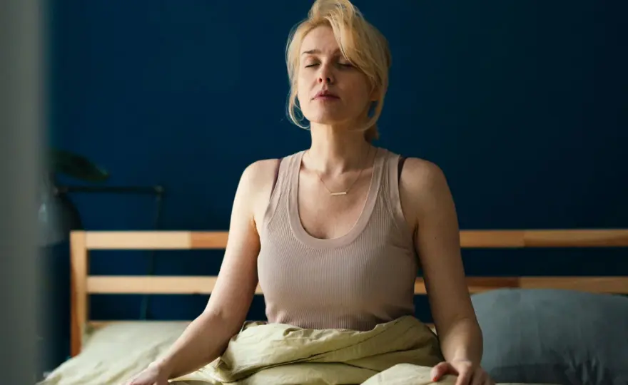 Somna lättare med meditation - så varvar du ner på kvällen
