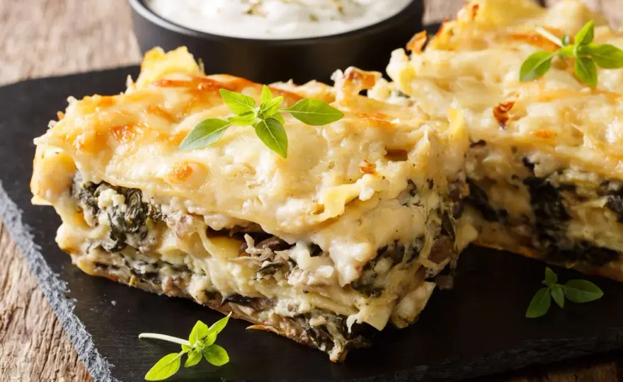 Ile kalorii ma zapiekanka z serem i pieczarkami? Sprawdź teraz!