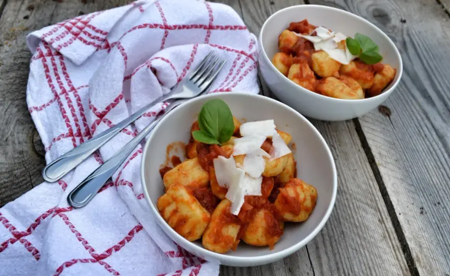 Gnocchi z sosem pomidorowym - Jak zrobić idealnie miękkie kluski?