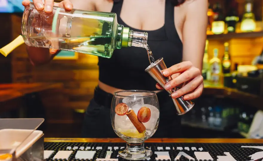 Ile zarabia barmanka? Pensja, napiwki i czynniki wpływające na zarobki