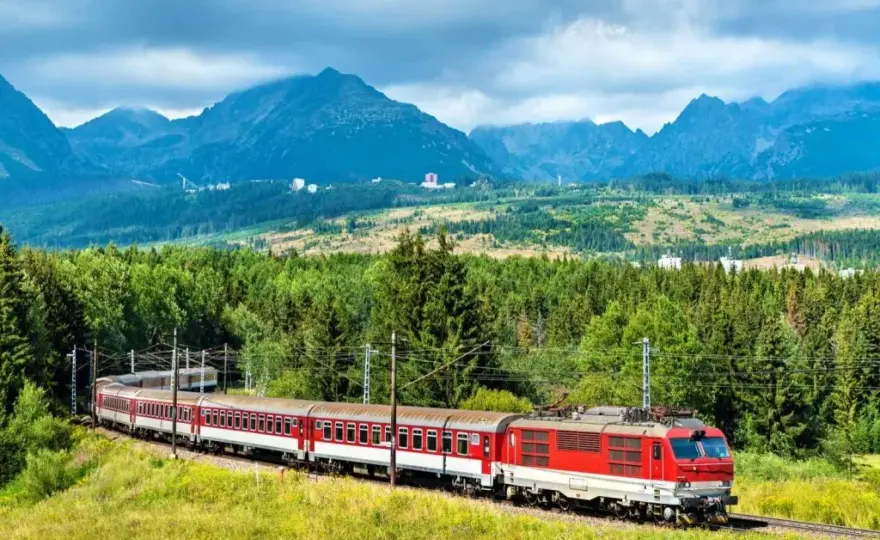Czym się różni TLK od InterCity? Odkryj kluczowe różnice i wybór