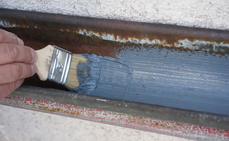 Dachrinne undicht? Reparieren oder austauschen - Die beste Lösung!