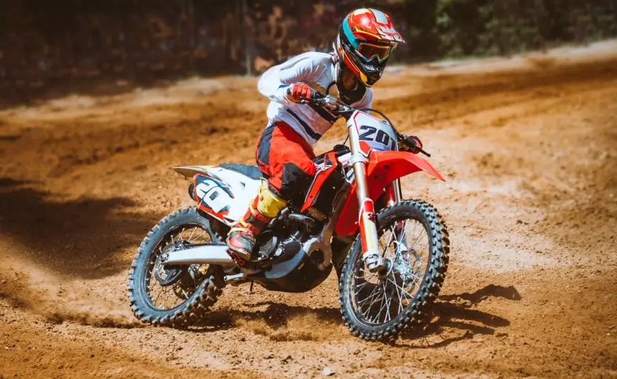 Adesivi moto custom: guida completa per stile e durata
