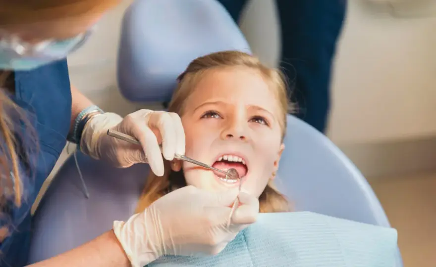 Co jest refundowane u dentysty? Sprawdź, co możesz zyskać na NFZ