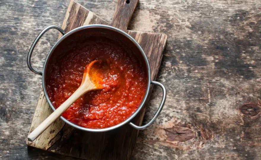 Jak zrobić sos do spaghetti z przecieru pomidorowego, który zachwyci smakami