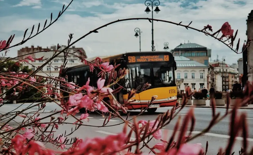 Czy opiekun osoby niepełnosprawnej płaci za bilet w Warszawie? Sprawdź zasady ulg.