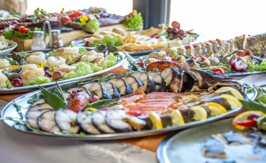 Ile kosztuje catering na wigilię? Sprawdź ceny i menu, aby zaoszczędzić