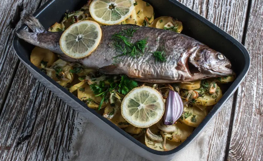 Pieczona ryba - jak upiec soczystą? Poradnik krok po kroku