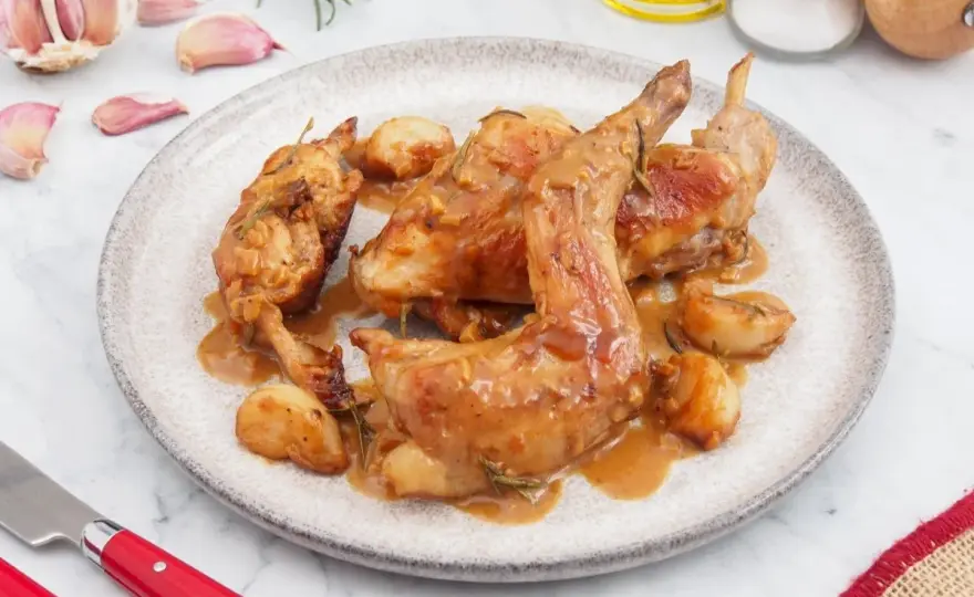Conejo al ajillo tierno y dorado sin que el ajo amargue