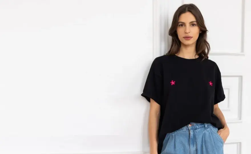 Fasony koszulek - jak wybrać model do ruchu i na co dzień?