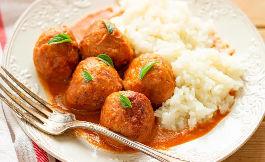 Albóndigas guisadas con verduras tiernas y salsa casera