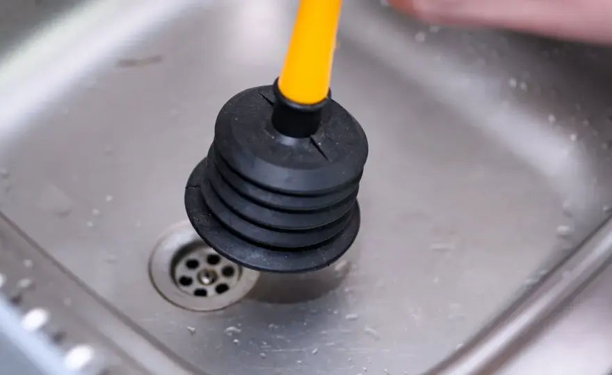 Zatkany zlew? Odklej go sodą i octem w 15 minut!
