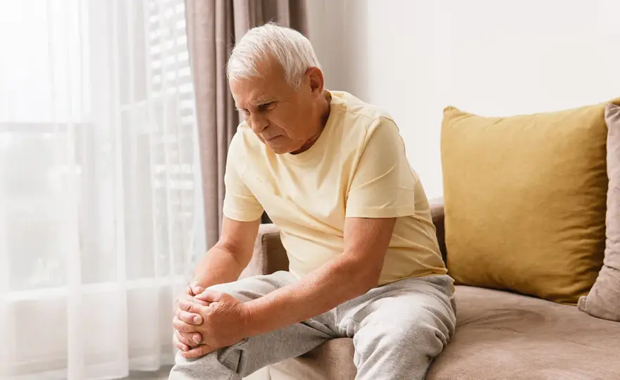 Ból stawów u seniorów - Kiedy alarm, a kiedy domowa pomoc?