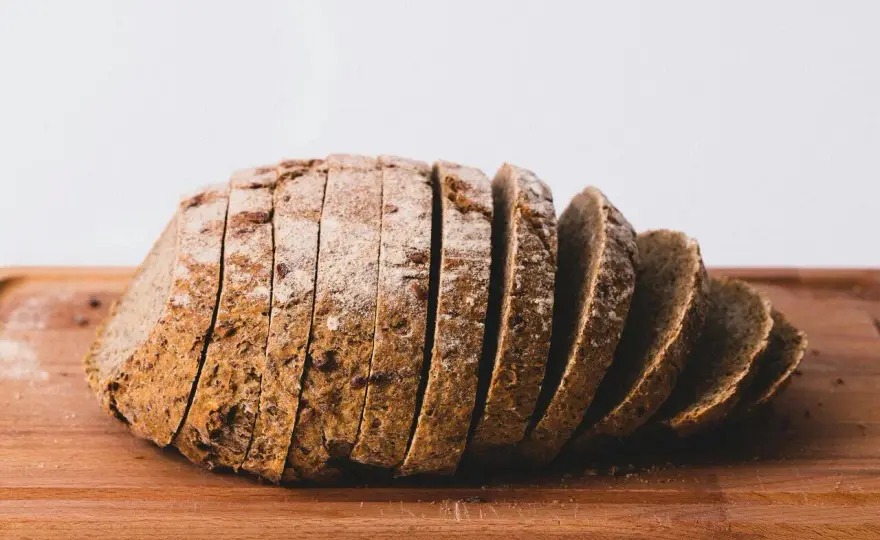 Chleb pszenny: ile kalorii ma 100g i kromka? Sprawdź!