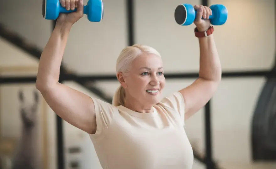 Trening siłowy odchudza? Poznaj sekrety trwałej utraty tłuszczu!
