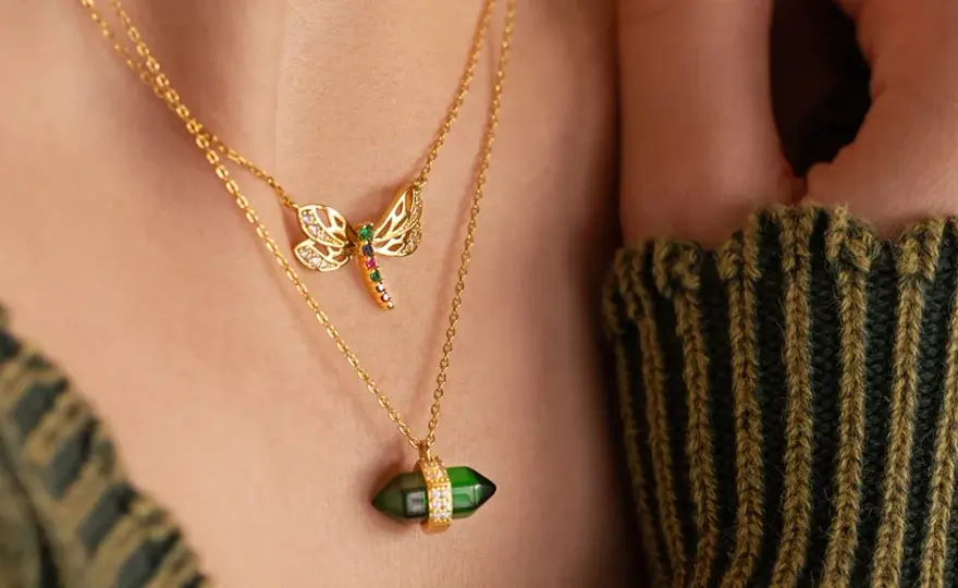 Naszyjniki które się łączą: 5 stylowych sposobów na modny look
