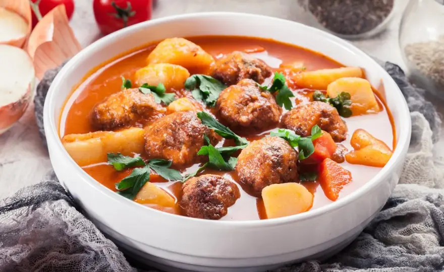 Zupa z pulpetami - Jak zrobić idealnie miękkie klopsiki jak u babci?