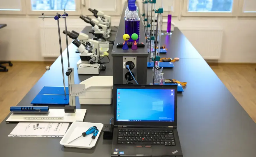 Zarobki w laboratorium kryminalistycznym: Realia, pensje i kariera