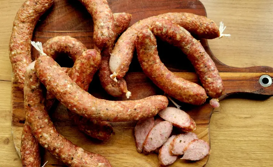 Idealna kiełbasa domowa z piekarnika? Poznaj sekret!