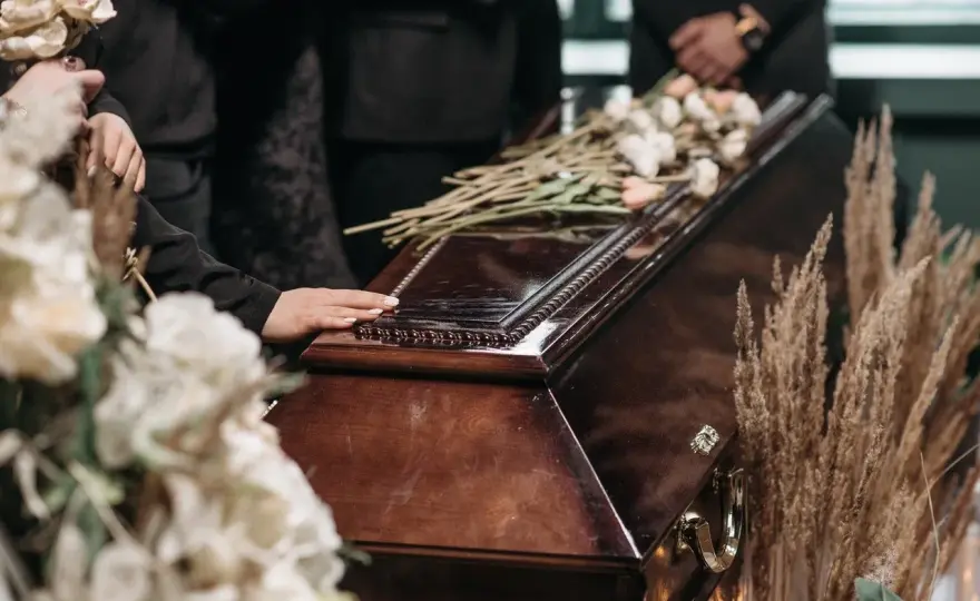 Ile trwa pogrzeb? Czas ceremonii i planowanie krok po kroku
