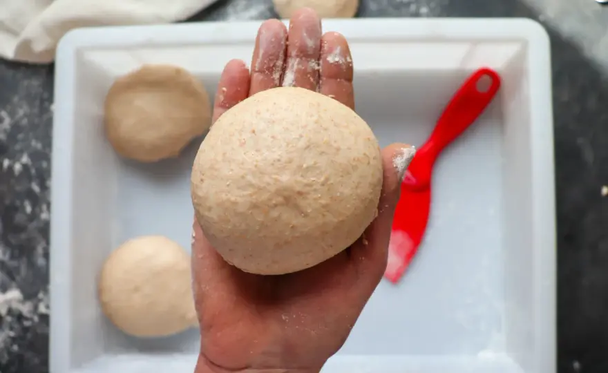 Pizzateig klebrig? So rettest du ihn sofort & vermeidest Fehler!