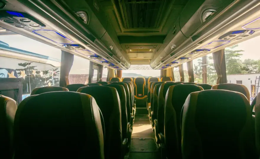 Ile ma miejsc autobus? Odkryj, co wpływa na pojemność autobusów