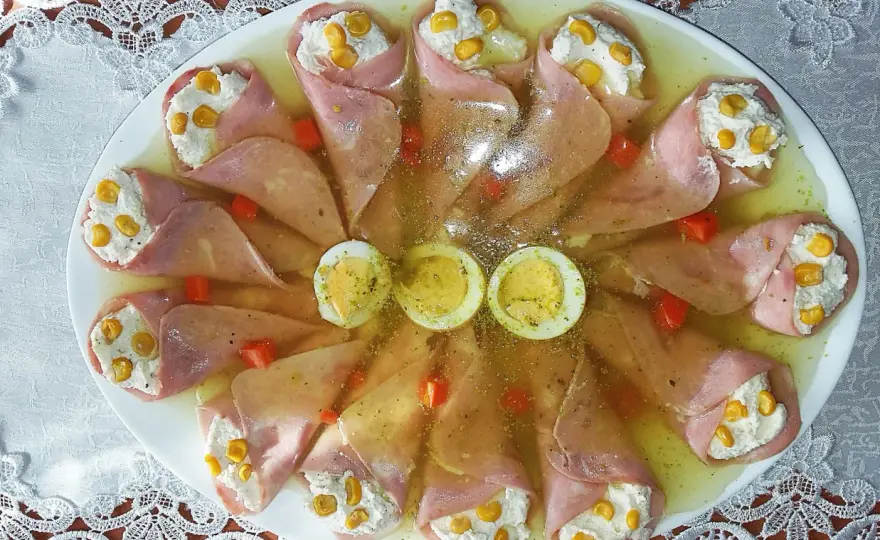 Roladki z szynki z serkiem Almette i chrzanem przepis krok po kroku