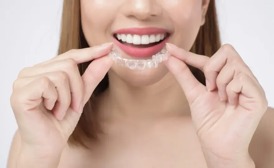 ¿Cera dental con Invisalign? Cómo usarla sin alterar el ajuste