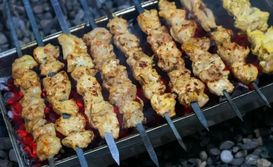 Kebab z mięsa mielonego w domu - soczysty i pełen smaku