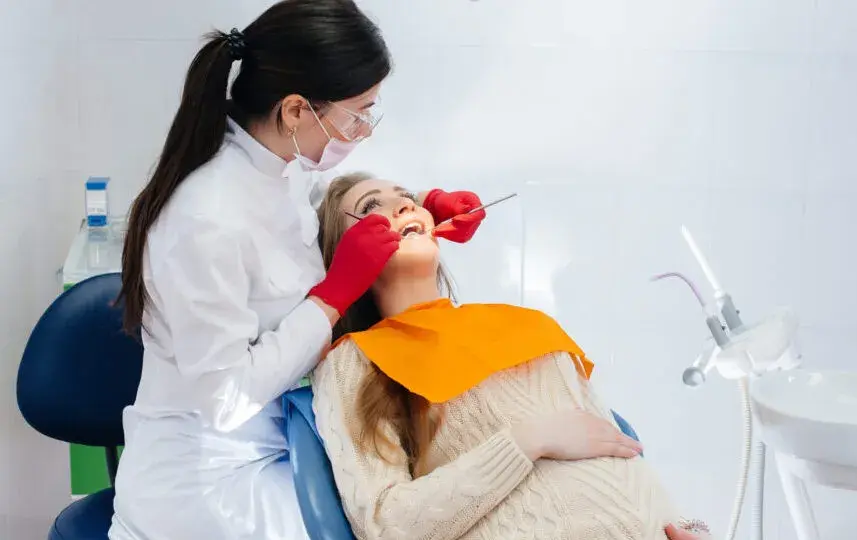 Dentysta po porodzie: Kiedy i jak bezpiecznie zadbać o zęby?