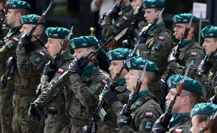 Ile zarabia cywil w wojsku? Pensje, dodatki i perspektywy