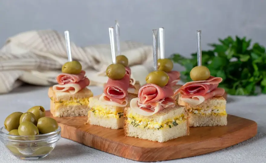 Tanie przekąski na imprezę - Efektowne menu bez dużych kosztów