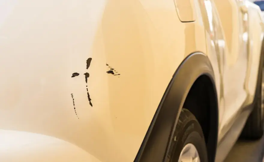Arañazo profundo en coche - ¿Cuánto cuesta repararlo?