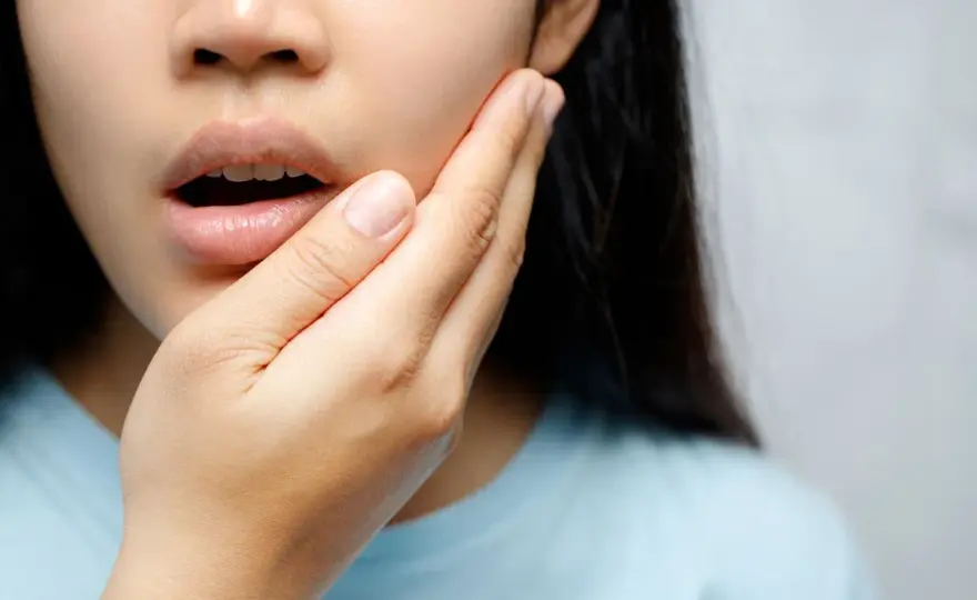 ¿Duelen los dientes al quitar Invisalign? Esto es lo normal