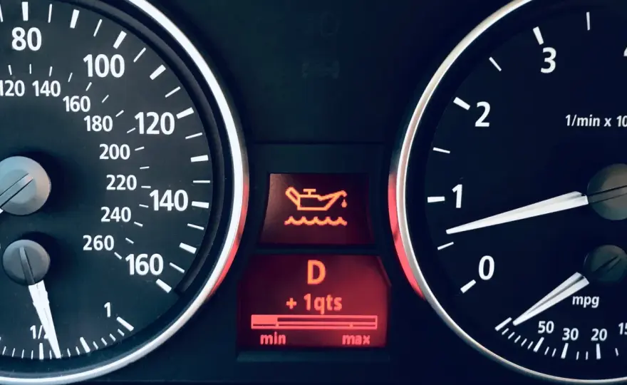 Cuándo cambiar el aceite del coche y qué señales mirar