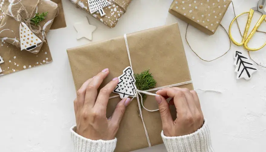Jak zapakować prezent o nieregularnym kształcie? Proste triki DIY